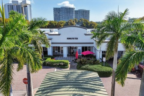 Commercial property in North Miami Beach, Florida № 2009615 - photo 18