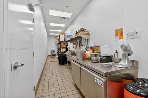 Commercial property in North Miami Beach, Florida № 2009615 - photo 11