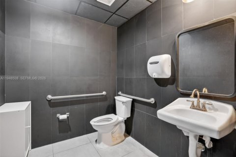 Commercial property in North Miami Beach, Florida № 2009615 - photo 15