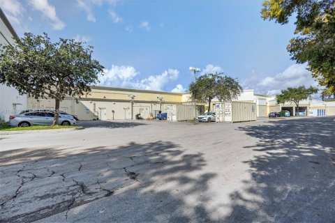 Commercial property in North Miami Beach, Florida № 2009615 - photo 17