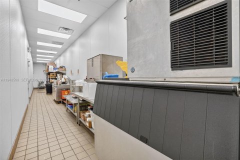 Commercial property in North Miami Beach, Florida № 2009615 - photo 9