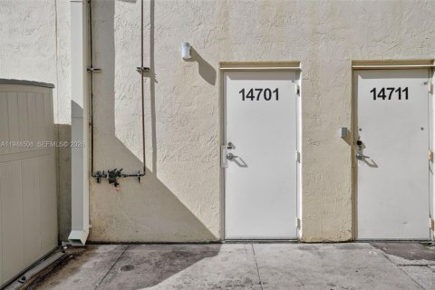 Commercial property in North Miami Beach, Florida № 2009615 - photo 16