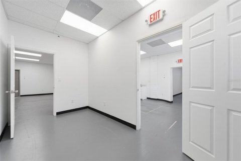 Immobilier commercial à louer à Orlando, Floride: 632.11 m2 № 2415150 - photo 8