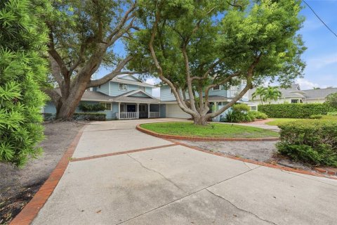 House in Bradenton, Florida 6 bedrooms, 399.94 sq.m. № 2302748 - photo 6