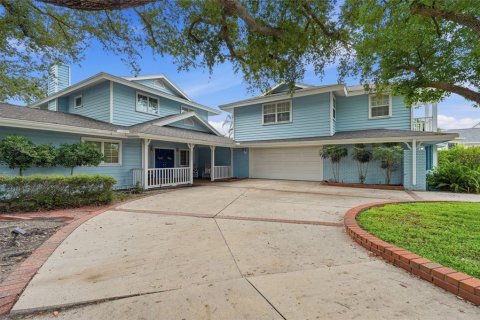 House in Bradenton, Florida 6 bedrooms, 399.94 sq.m. № 2302748 - photo 8