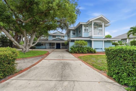 House in Bradenton, Florida 6 bedrooms, 399.94 sq.m. № 2302748 - photo 7