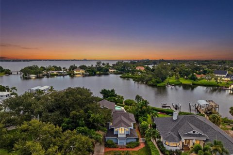 House in Bradenton, Florida 6 bedrooms, 399.94 sq.m. № 2302748
