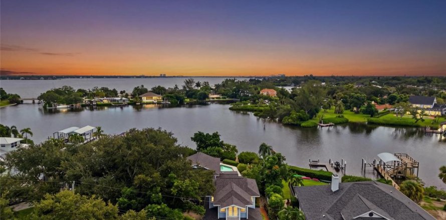 House in Bradenton, Florida 6 bedrooms, 399.94 sq.m. № 2302748