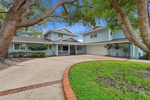 House in Bradenton, Florida 6 bedrooms, 399.94 sq.m. № 2302748 - photo 2