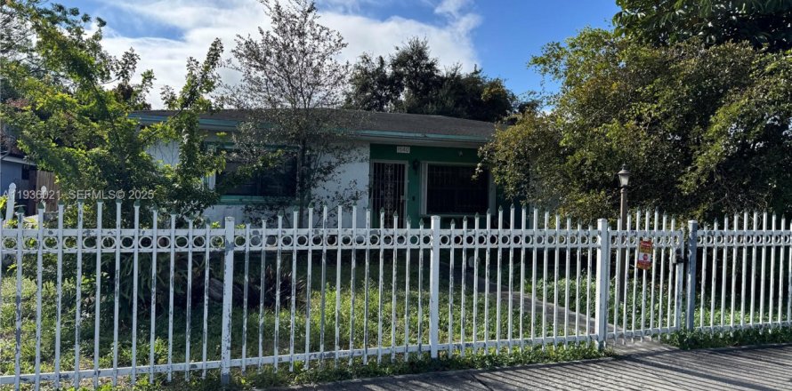 Дом в Майами, Флорида 3 спальни, 121.52м2 № 1994438