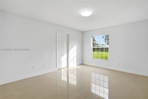 Villa ou maison à louer à Homestead, Floride: 3 chambres, 182.83 m2 № 2084857 - photo 17