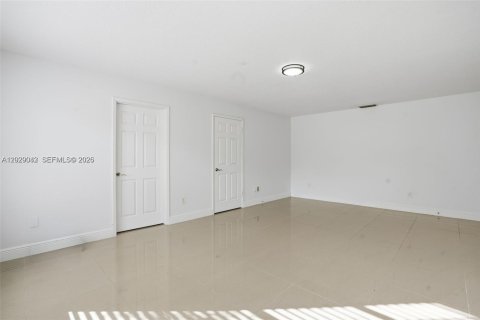Villa ou maison à louer à Homestead, Floride: 3 chambres, 182.83 m2 № 2084857 - photo 13