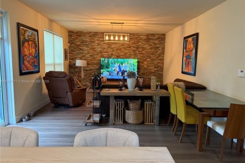 House in Miami, Florida 4 bedrooms, 233.37 sq.m. № 2023088 - photo 6