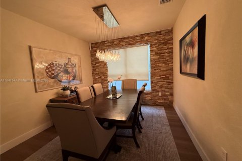 House in Miami, Florida 4 bedrooms, 233.37 sq.m. № 2023088 - photo 8