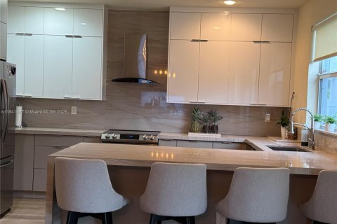 House in Miami, Florida 4 bedrooms, 233.37 sq.m. № 2023088 - photo 2