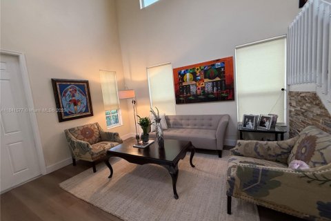 House in Miami, Florida 4 bedrooms, 233.37 sq.m. № 2023088 - photo 13