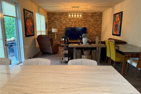 House in Miami, Florida 4 bedrooms, 233.37 sq.m. № 2023088 - photo 7