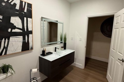 House in Miami, Florida 4 bedrooms, 233.37 sq.m. № 2023088 - photo 17