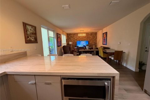 House in Miami, Florida 4 bedrooms, 233.37 sq.m. № 2023088 - photo 5