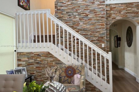 House in Miami, Florida 4 bedrooms, 233.37 sq.m. № 2023088 - photo 14