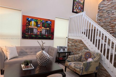 House in Miami, Florida 4 bedrooms, 233.37 sq.m. № 2023088 - photo 10