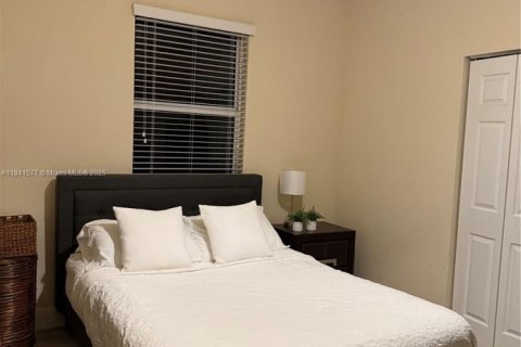 House in Miami, Florida 4 bedrooms, 233.37 sq.m. № 2023088 - photo 30