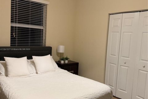 House in Miami, Florida 4 bedrooms, 233.37 sq.m. № 2023088 - photo 29