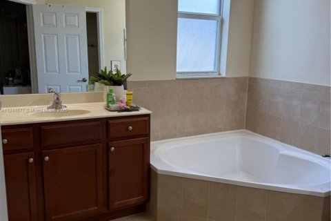 House in Miami, Florida 4 bedrooms, 233.37 sq.m. № 2023088 - photo 23