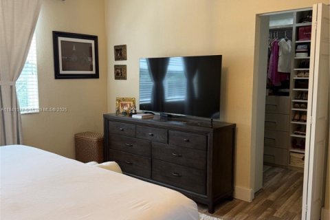 House in Miami, Florida 4 bedrooms, 233.37 sq.m. № 2023088 - photo 22