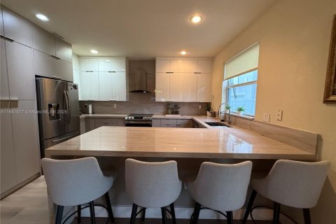 House in Miami, Florida 4 bedrooms, 233.37 sq.m. № 2023088 - photo 1