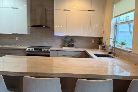 House in Miami, Florida 4 bedrooms, 233.37 sq.m. № 2023088 - photo 3