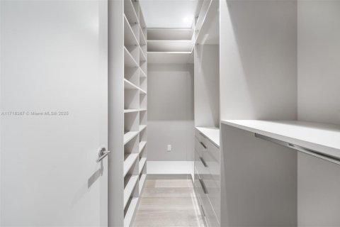 Condo in Surfside, Florida, 4 bedrooms  № 1700140 - photo 20