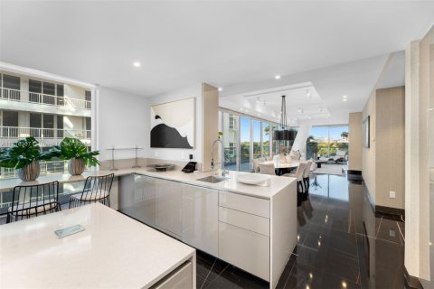 Condo in Surfside, Florida, 4 bedrooms  № 1700140 - photo 14