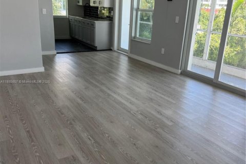 Apartment in Bay Harbor Islands, Florida 1 bedroom, 1976.22 sq.m. № 1932610 - photo 1