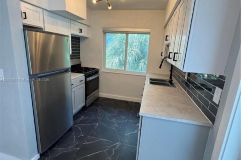 Apartment in Bay Harbor Islands, Florida 1 bedroom, 1976.22 sq.m. № 1932610 - photo 4