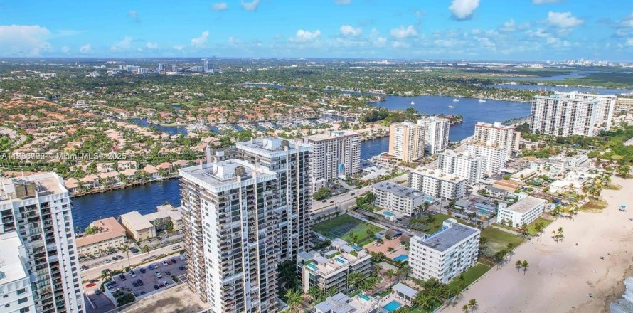 Кондоминиум с 1 спальней в Холливуд, Флорида № 1963259