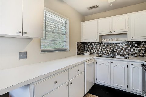 Condo in New Port Richey, Florida, 2 bedrooms  № 1586250 - photo 12