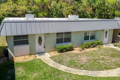 Condo in New Port Richey, Florida, 2 bedrooms  № 1586250 - photo 1