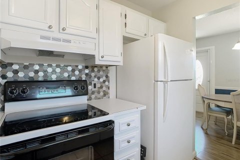 Condo in New Port Richey, Florida, 2 bedrooms  № 1586250 - photo 14