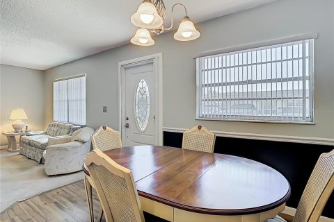 Condo in New Port Richey, Florida, 2 bedrooms  № 1586250 - photo 9