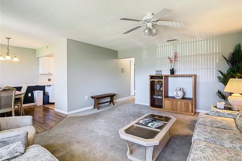 Condo in New Port Richey, Florida, 2 bedrooms  № 1586250 - photo 6