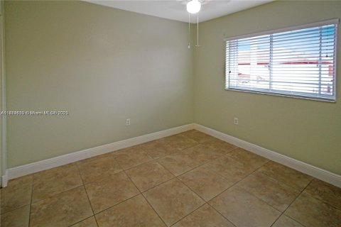 Copropriété à louer à Hialeah Gardens, Floride: 3 chambres, 110.55 m2 № 1921474 - photo 10