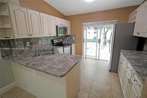 Copropriété à louer à Hialeah Gardens, Floride: 3 chambres, 110.55 m2 № 1921474 - photo 2