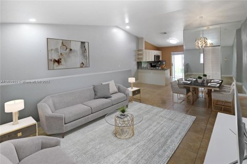 Copropriété à louer à Hialeah Gardens, Floride: 3 chambres, 110.55 m2 № 1921474 - photo 1