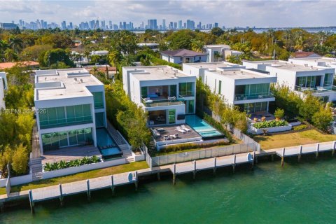 Villa ou maison à Miami Beach, Floride 4 chambres, 395.48 m2 № 2027381