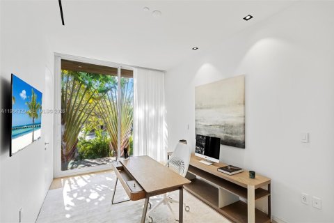 Villa ou maison à vendre à Miami Beach, Floride: 4 chambres, 395.48 m2 № 2027381 - photo 21