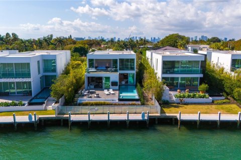 Villa ou maison à vendre à Miami Beach, Floride: 4 chambres, 395.48 m2 № 2027381 - photo 2