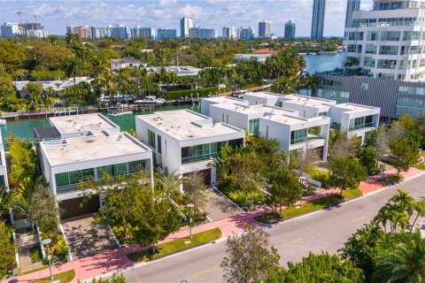 Villa ou maison à vendre à Miami Beach, Floride: 4 chambres, 395.48 m2 № 2027381 - photo 3