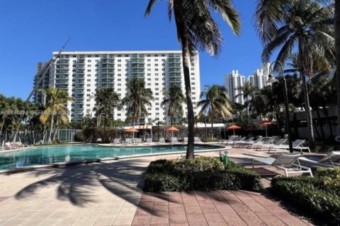 Condo in Sunny Isles Beach, Florida, 2 bedrooms  № 1982774 - photo 18