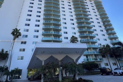 Condo in Sunny Isles Beach, Florida, 2 bedrooms  № 1982774 - photo 19